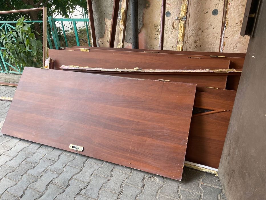 Есіктер жақсы сапада, саны - 8, әр есіктің бағасы 3000. Саудасы бар