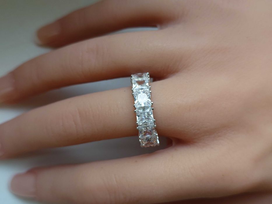 Inel din argint rodiat tip eternity cu cubic zirconii – nou
