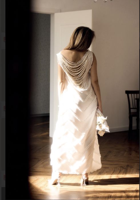 Продаю новое шикарное платье со спиной из жемчуга