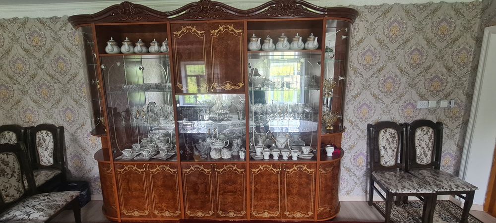 Шкаф витрина сатылады