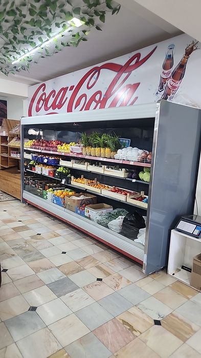 Magazin uchun vetrina polkalar xoladilnik