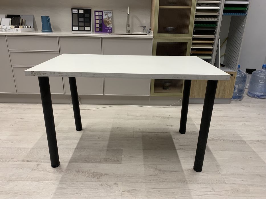 Стулья офисные, столы офисные состояние новые.