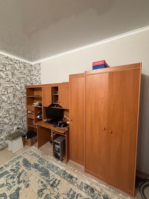 Комплект в детскую комнату из письменного стола с стеллажо