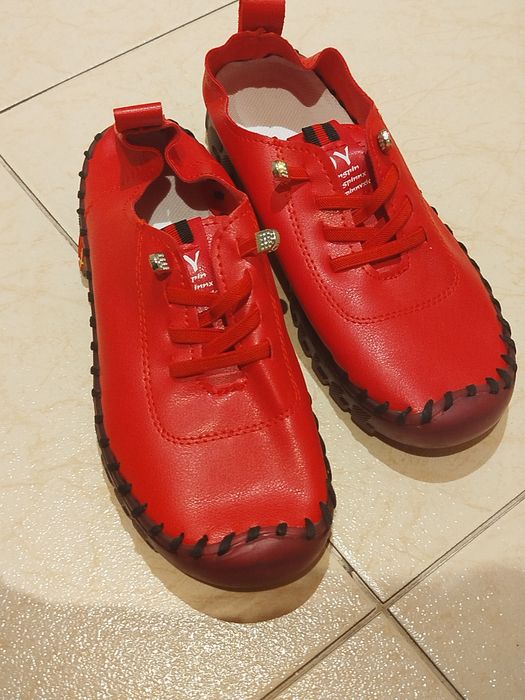 Удобни  ярки обувки