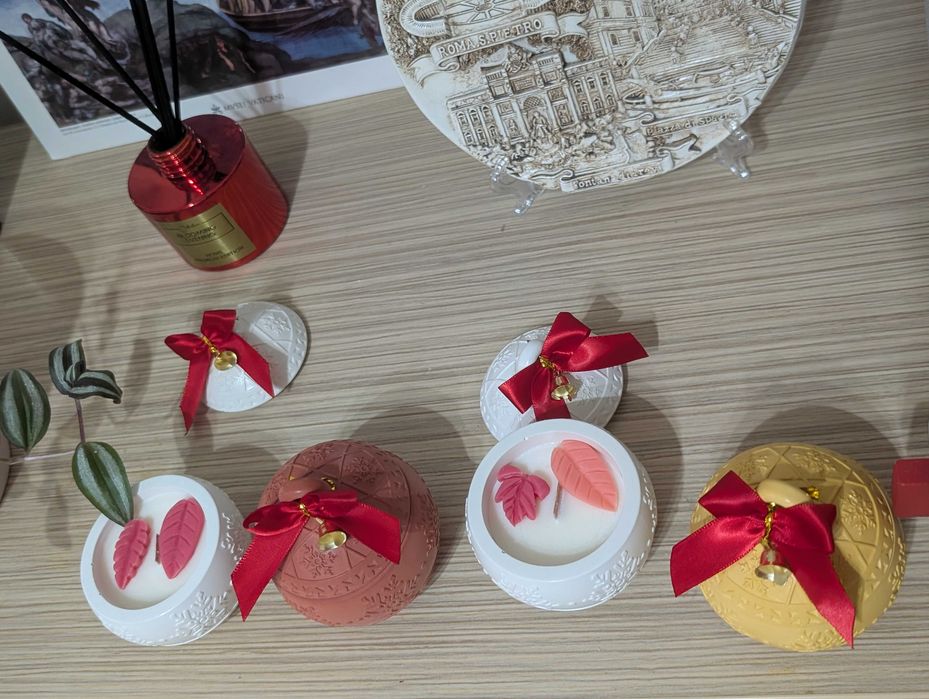 Lumanari parfumate in forma de glob de Craciun