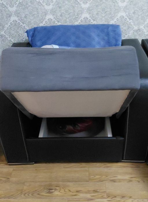 Диван и 2 кресло состояние хорошее.