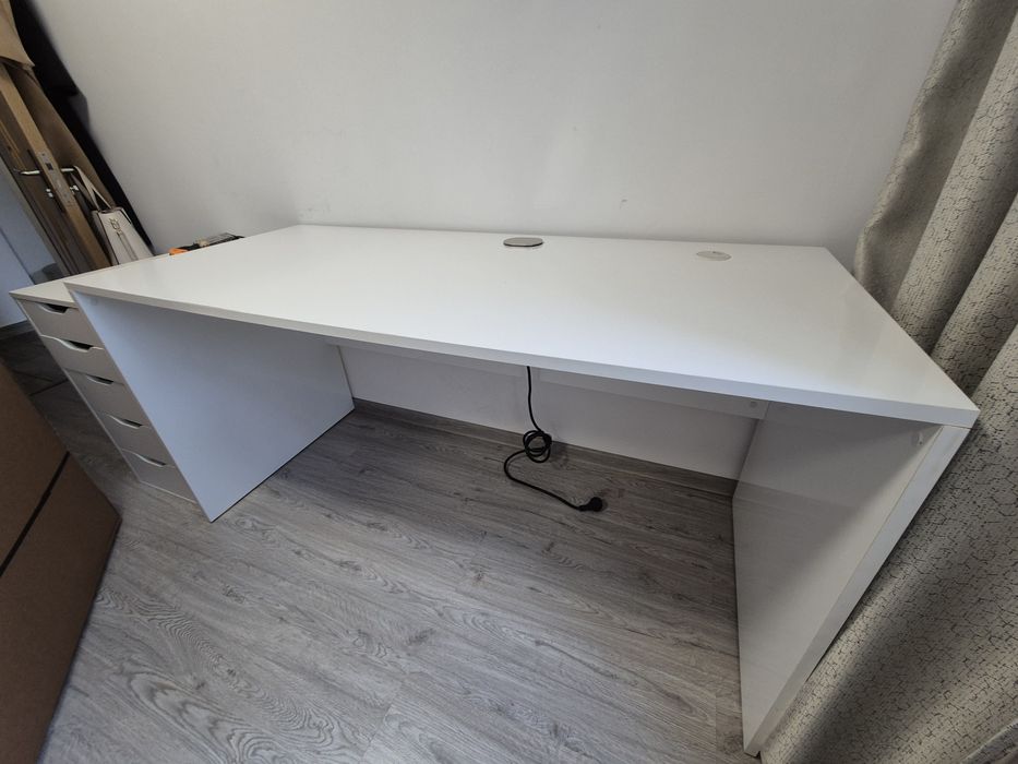 Vând birou din PAL alb