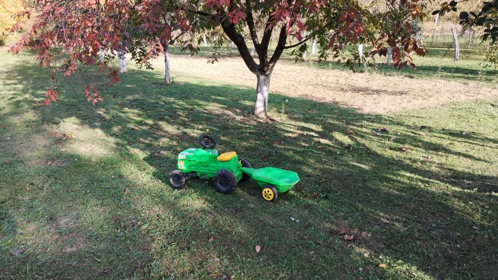 Tractor cu pedale și remorcă