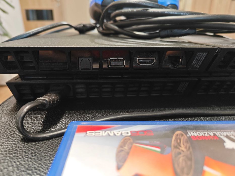 PlayStation 4/PS4 + 2 джойстика + игри