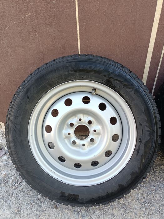 Автошины 4 штук комплект зимних