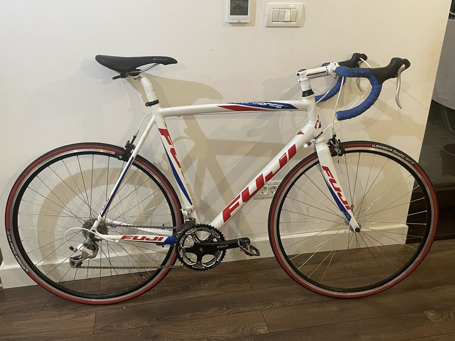 Bicicleta cursiera Fuji furca carbon