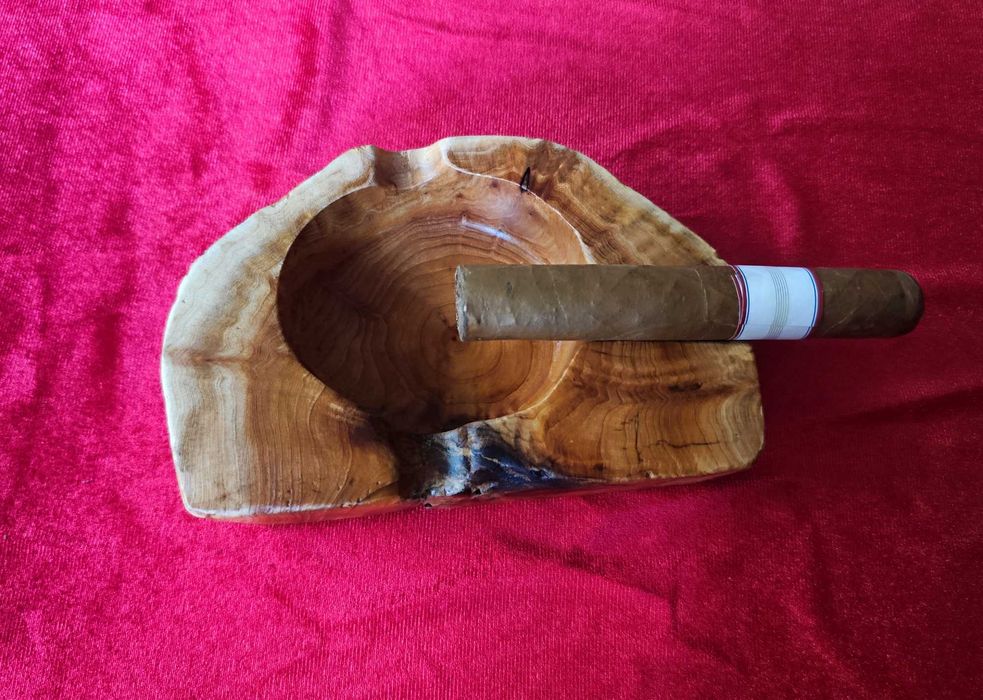 Дървен ръчно правен пепелник за пури