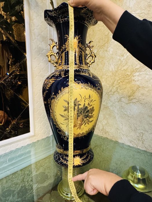 Фарфорофая ваза.