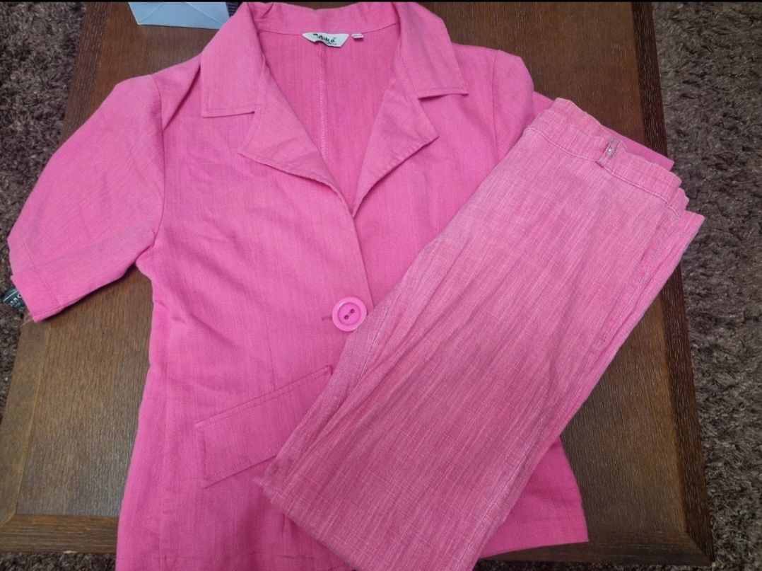 Costum de damă roz
