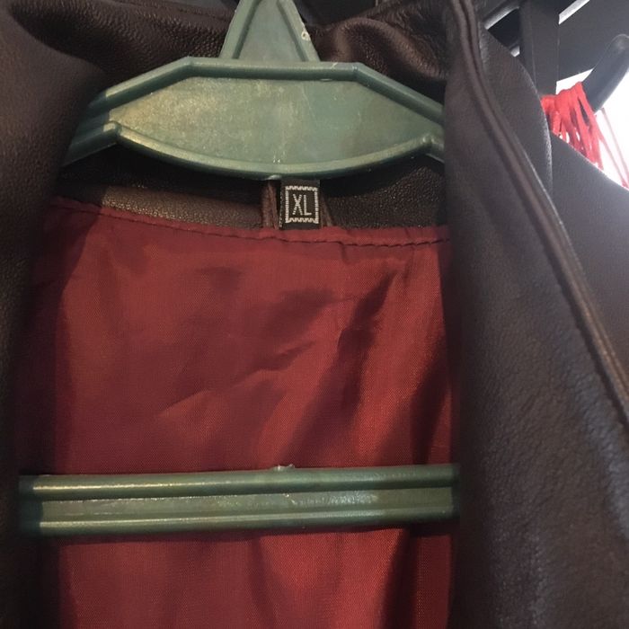 Vând haina de dama din piele de vitel, lungime pana la genunchi, mărim