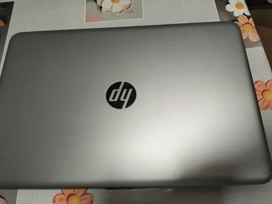Laptop Hp cu procesor AMD A8, video Radeon R5, display 17.3