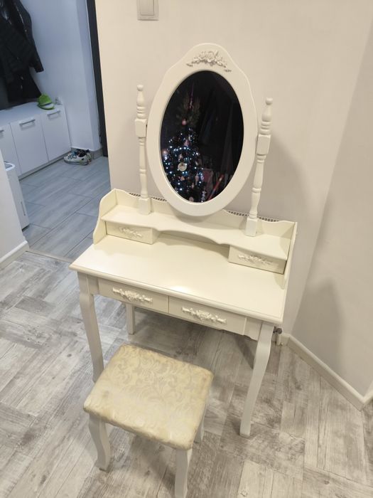 Vind masă vintage de machiaj