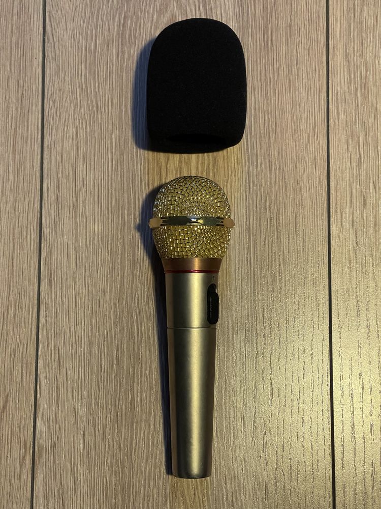 Vand microfon dinamic culoare aurie cu conexiune XLR, cu burete