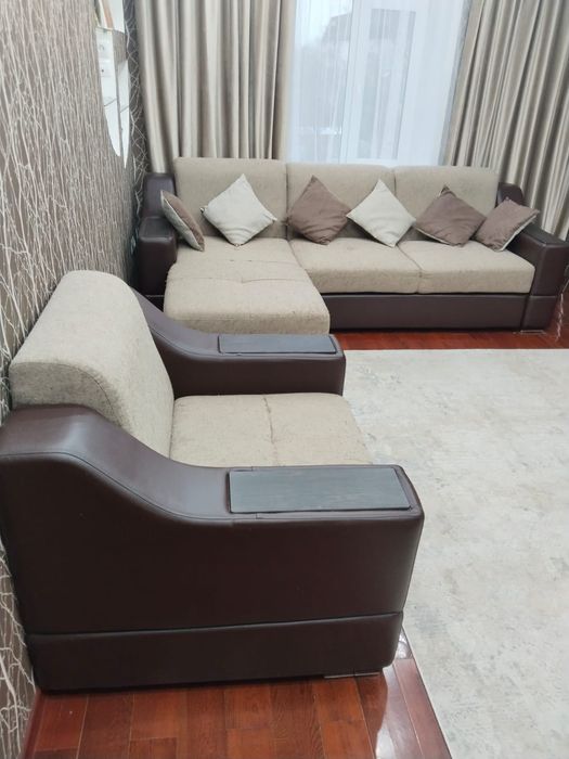 Продам угловой диван +одно кресло, в хорошем состоянии, торог уместен