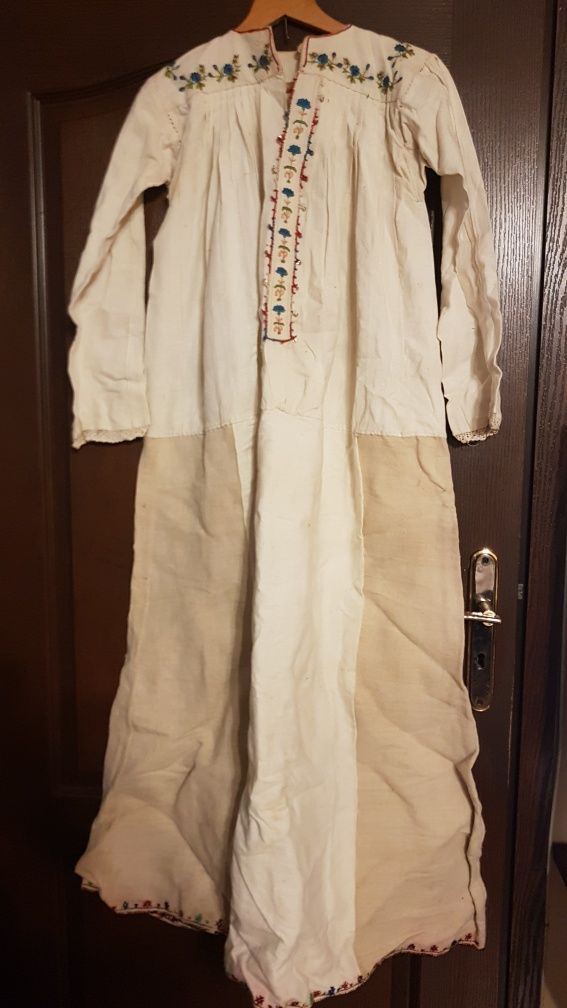 Продават се стари автентични български народни дрехи