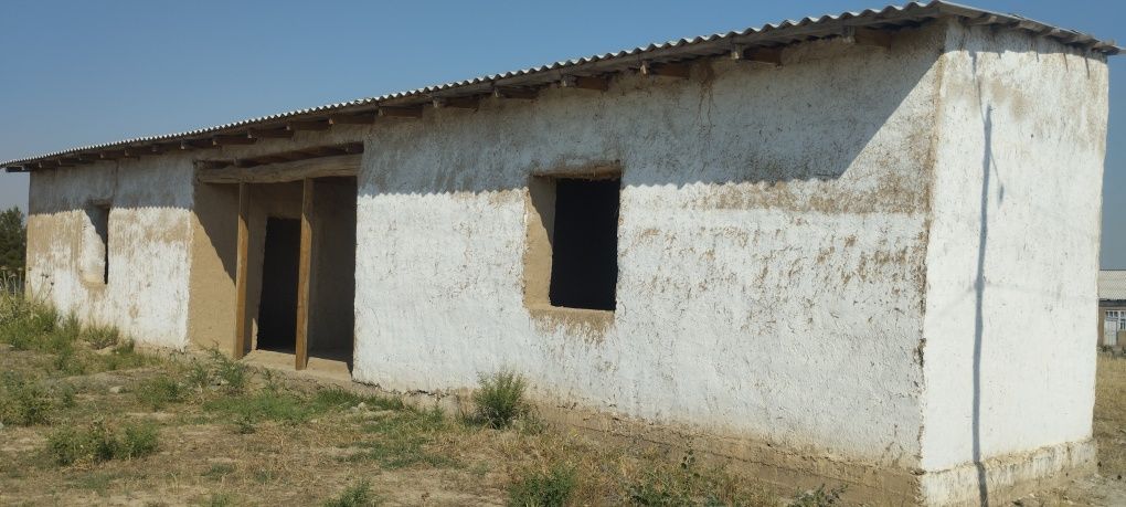 Uy sotiladi 15 soʻtix maydoni 2xonali ayvoni 4 ga 3 xonalar 6merdan