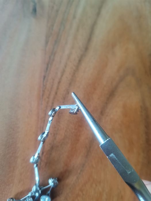 Нежна сребърна гривна с цирконии