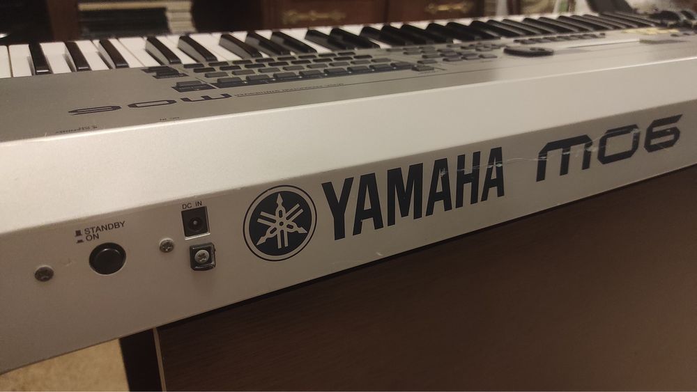 Yamaha MO6 Sintetizator 61 clape + pedala si husa