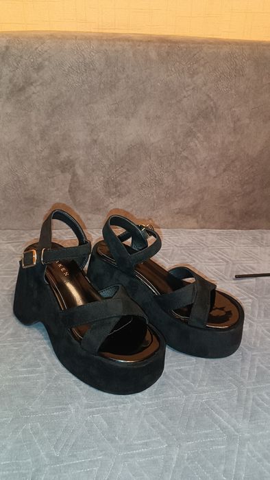 Летние черные босоножки на платформе