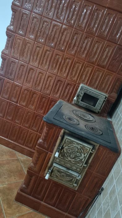 Vând sobă teracotă de perete, cu plită și cuptor  incorporat