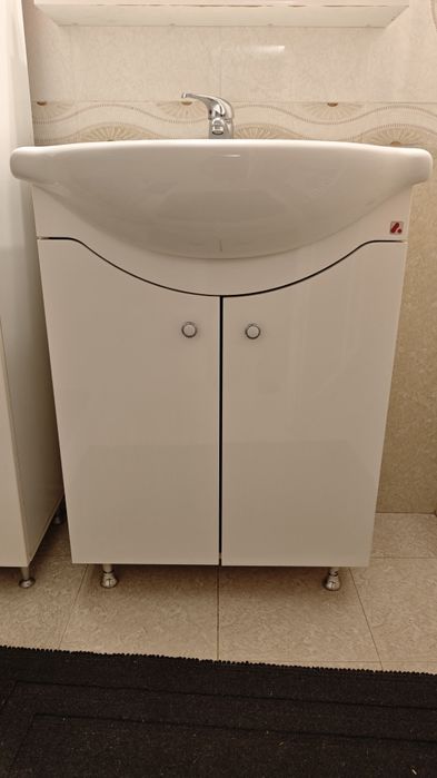Mobilier baie - suport + chiuveta + baterie + oglindă cu becuri + dula