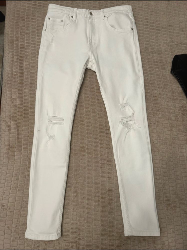 Blugi albi bershka