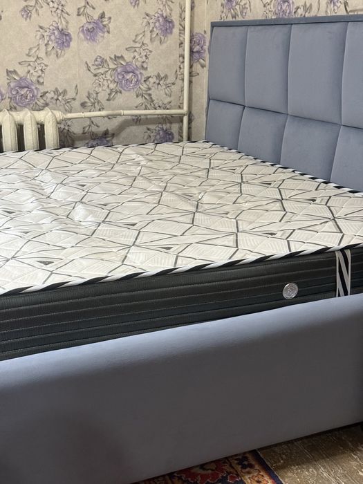 Продаётся двуспальная кровать с мягким изголовьем + матрац
