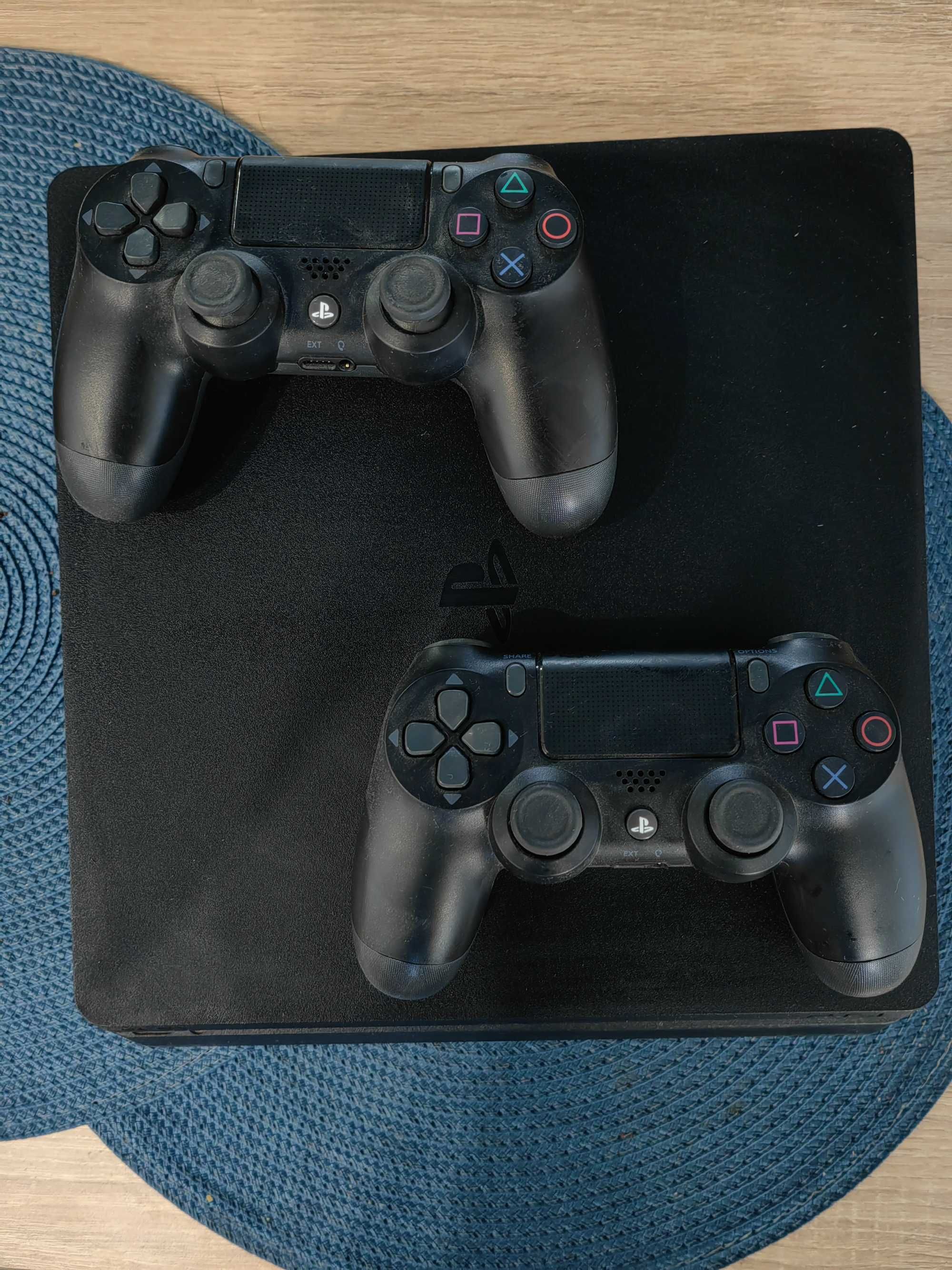 PS 4 с игри и 2 джойстика