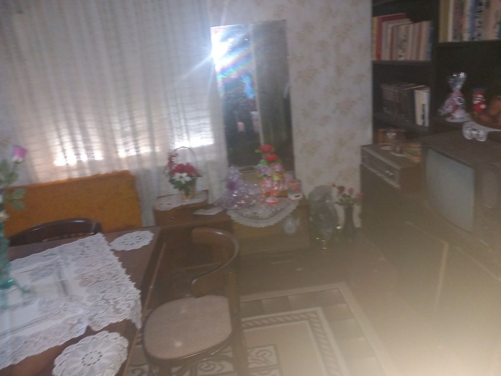 Продавам къща с голям двор