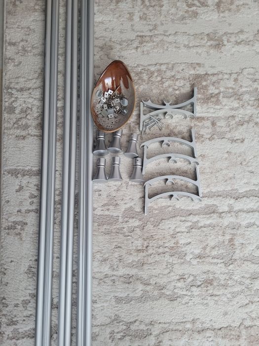 Se vând 3 suporți draperie și perdea