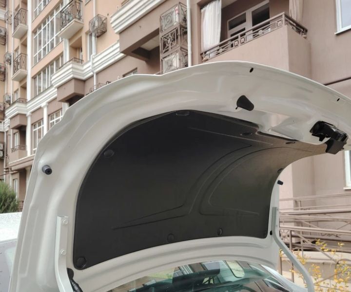 Lada granta седан облицовка заднего капота 450.000