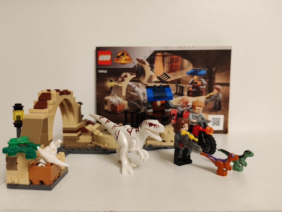 Lego Jurassic World - Dinozaur Atrociraptor: Urmărirea cu motocicleta