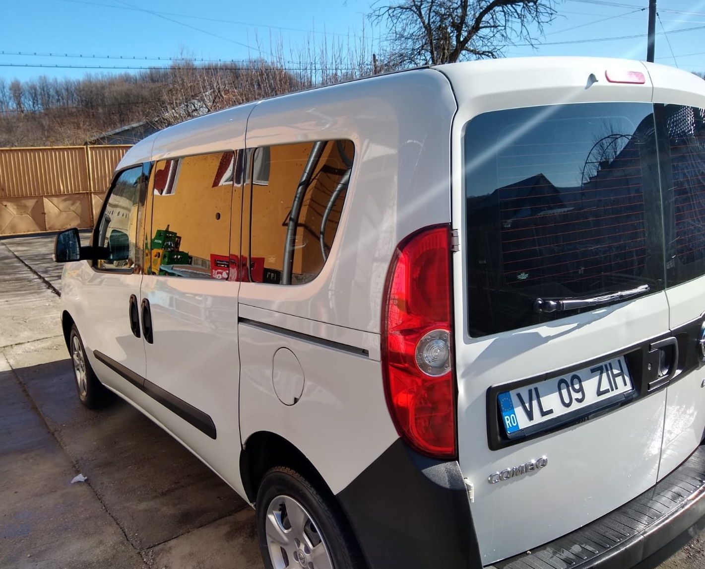 Vand Opel Combo model Start/Stop Edition, unic proprietar.
Dotări:
-5