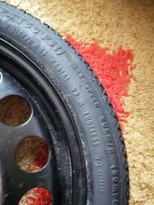 Vând roată de rezervă ingusta cu cauciuc nou. Jenanta este pe 16