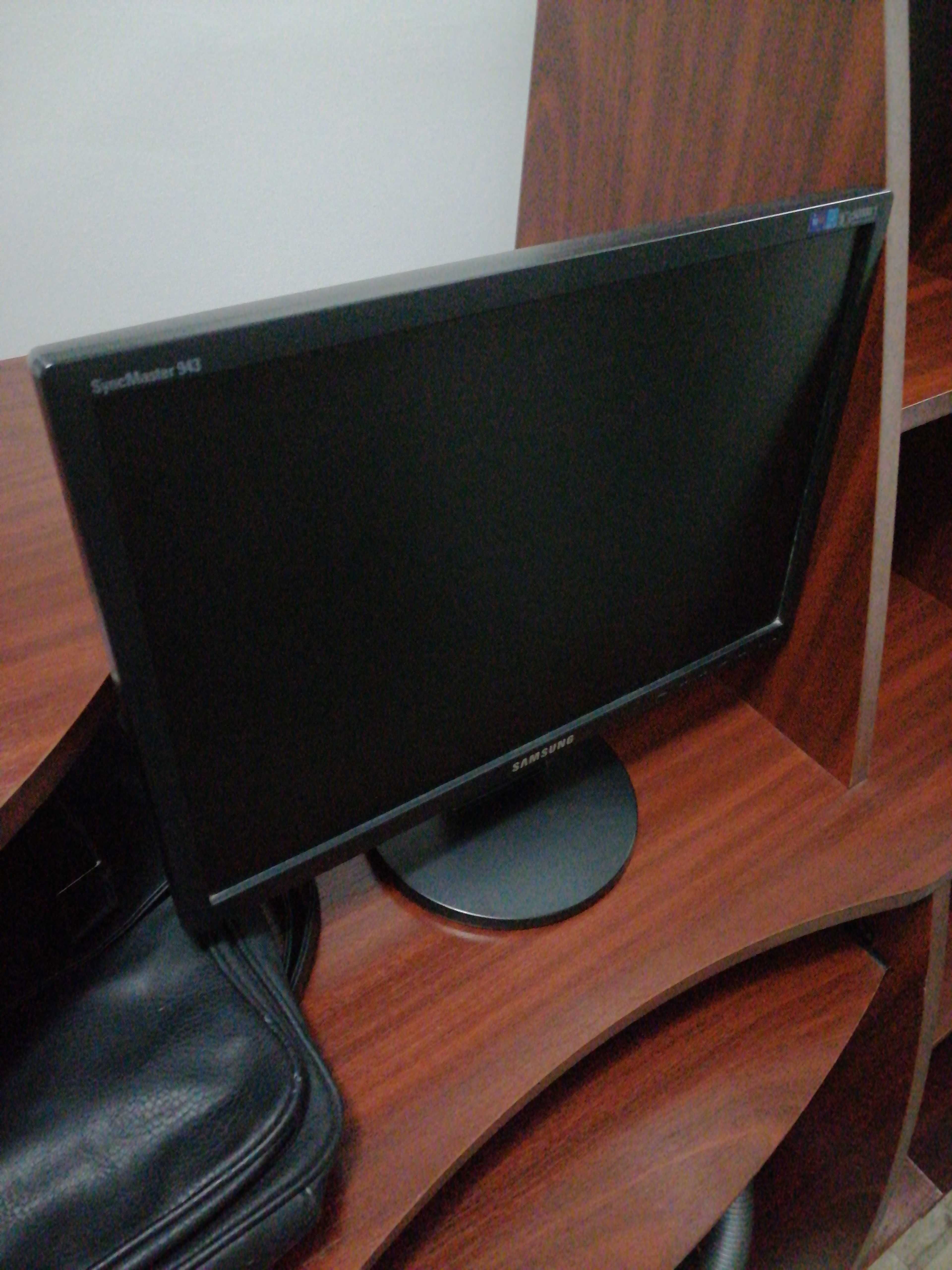 Monitor PC Samsung cu diagonala de 48 cm