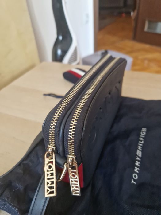 Vând 2 genți Guess si 1 geanta Tommy Hilfiger