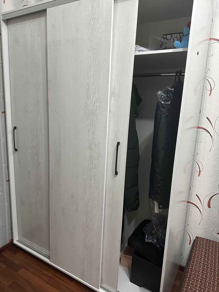 Продается односпальная кровать, и шкаф дверь купейные