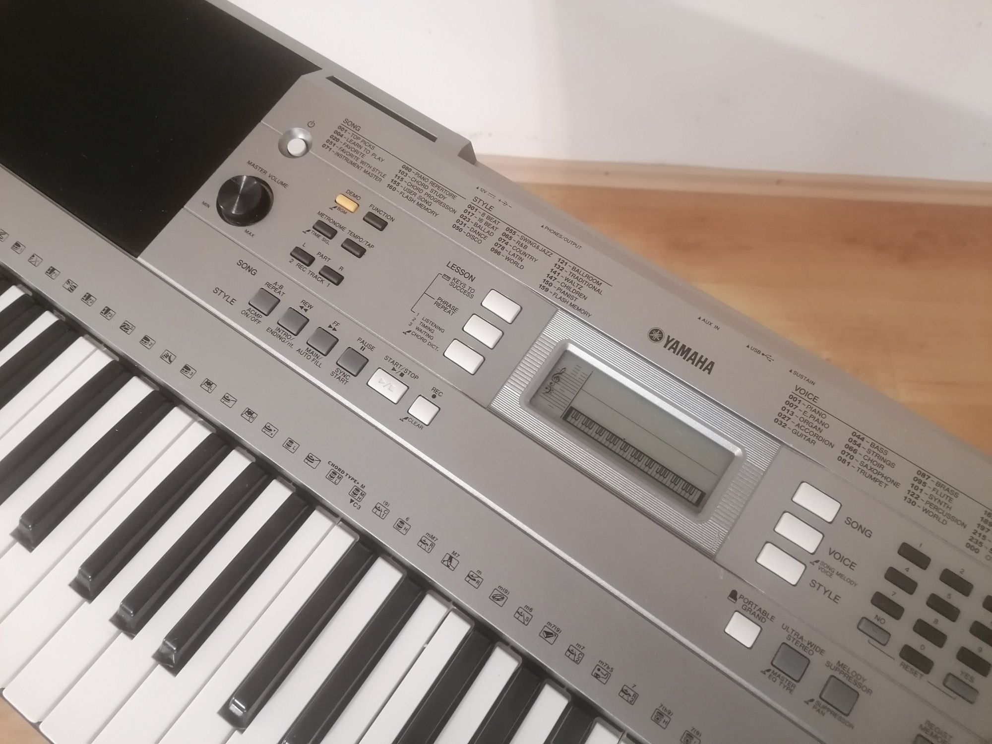 YAMAHA PSR E-353 USB stereo Display iluminat