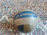 Волейбольный мячик от брэнда дэмикс