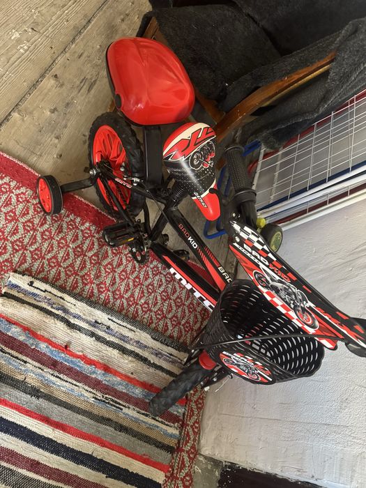 Bicicleta copii de la patru la sase ani