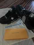 Lv skate black and white