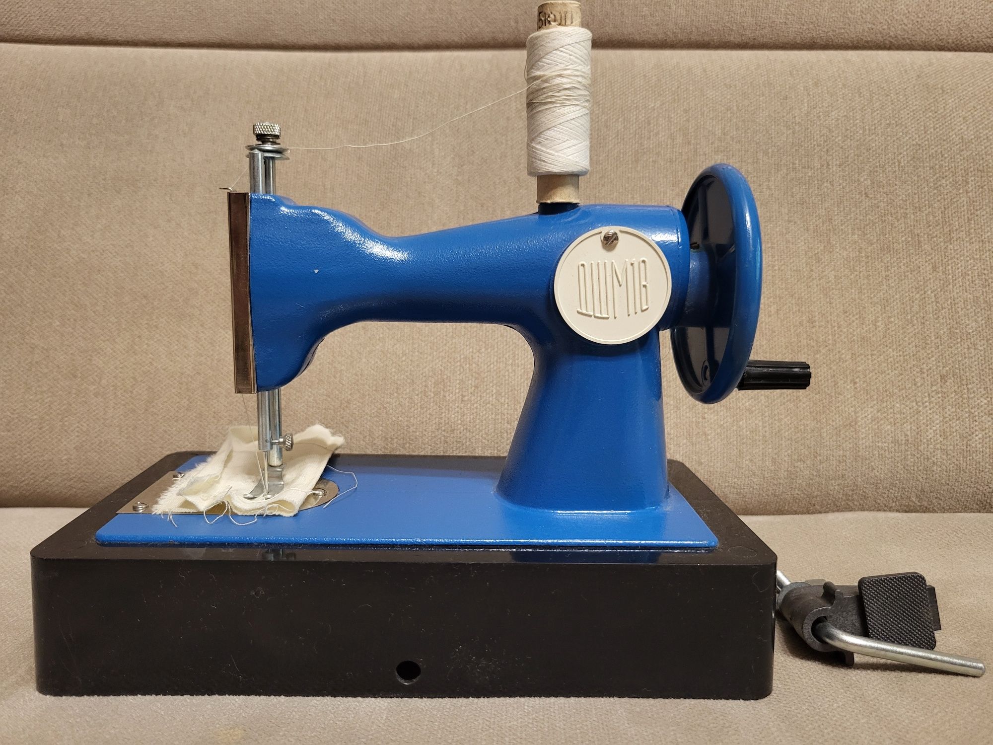Антикварная детская швейная машинка