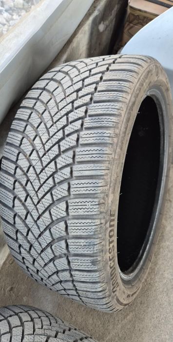 235 40 18 Bridgestone зимни гуми 4 броя 7.5мм грайфер дот 2019