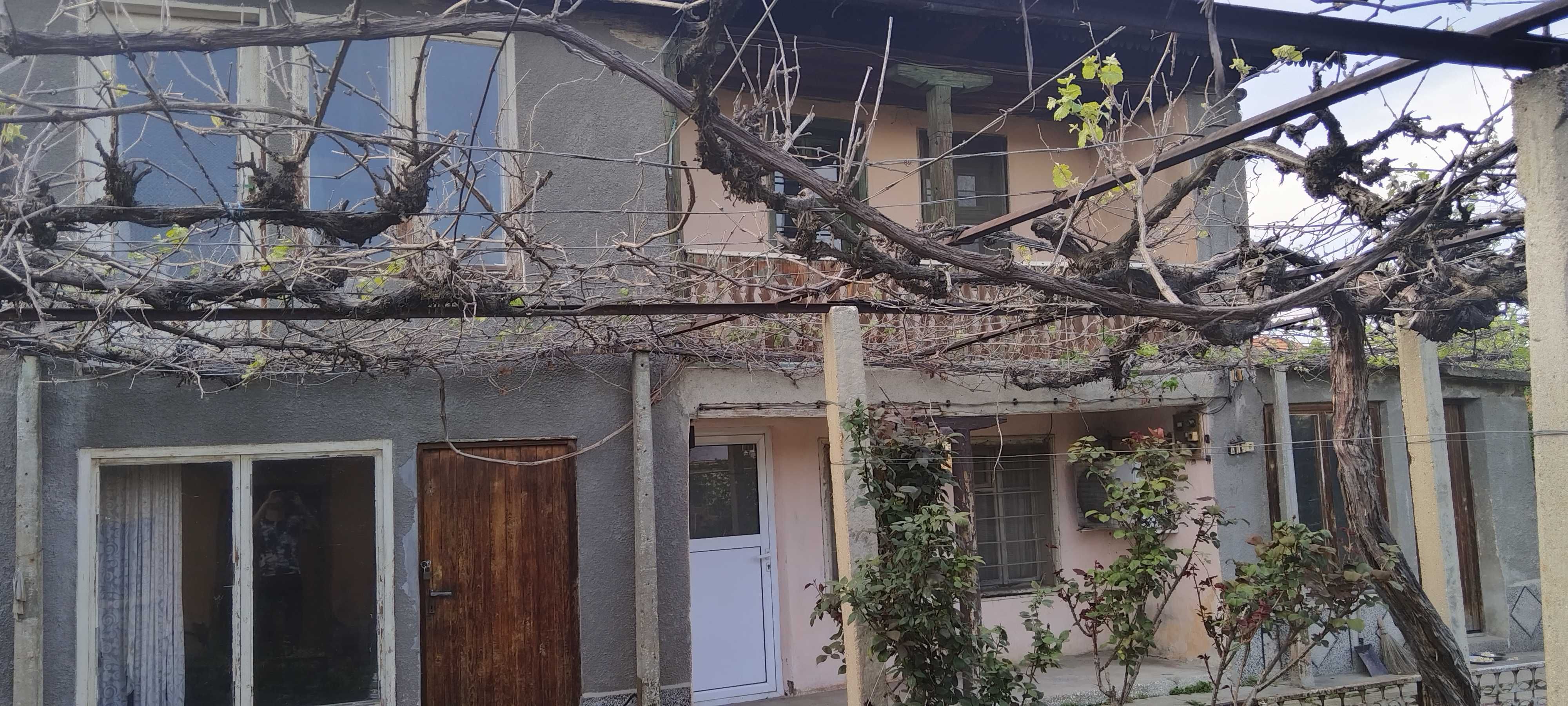 Стара 100 годишна къща с двор