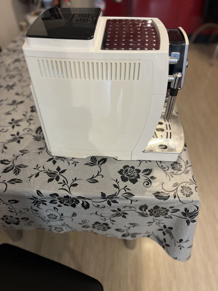 Продавам кафе автомат, машина Delonghi ECAM 23.210 Делонги ЕКАМ 23.210